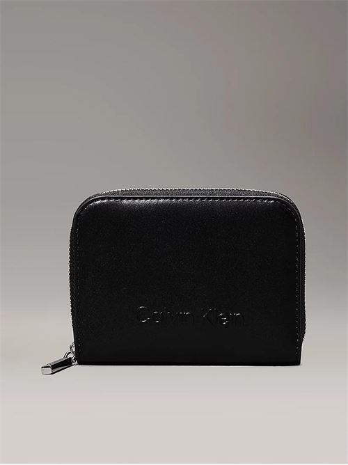 EMBOSSED LOGO ZIP MD WALLET CALVIN KLEIN | K60K612437/BEH